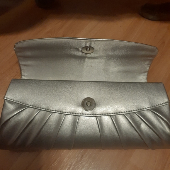 Silver Clutch - Picture 2 of 6